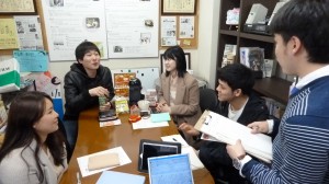 京都新聞の記者から取材受けるイルサンFMの学生