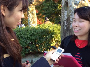 取材時の様子 左：福永 紗弓さん、右：中国から来られた女性