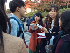 取材の様子：右から、嘉野加奈子さん、福永紗弓さん、井場菜央子さん